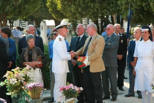 Il figlio dell'Ammiraglio si congeda dal cimitero .. 